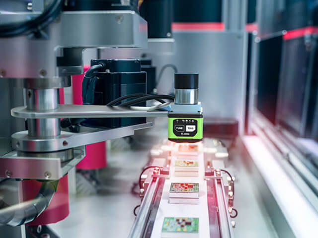 Smart sensor scanning product labels in automated manufacturing line